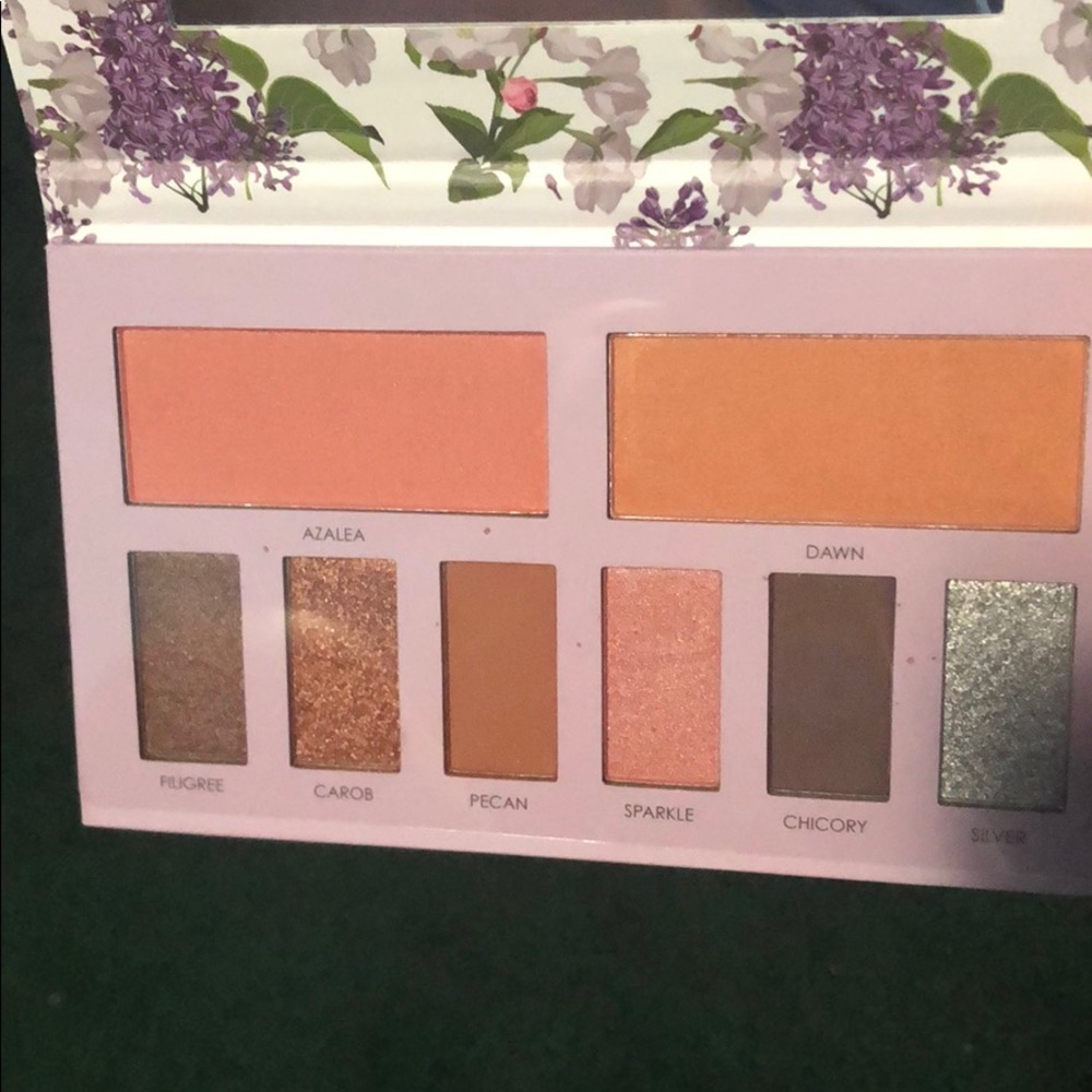 Eye shadow palette. Never used!